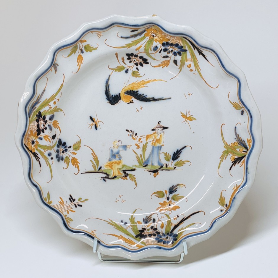 Lyon earthenware plate decorated with two Chinese people - Eighteenth century