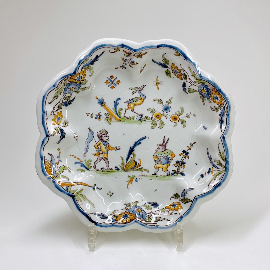 Lyon earthenware plate decorated with grotesques - Eighteenth century - SOLD
