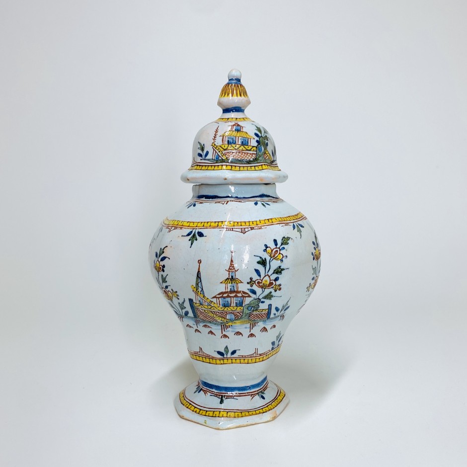 vase couvert en faïence de Rouen décor à la pagode - XVIIIe siècle