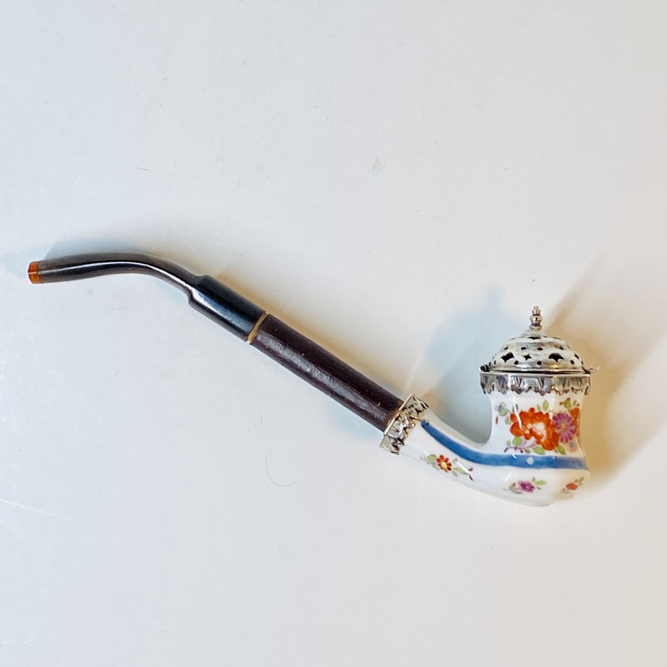 Pipe en porcelaine de Meissen à décor dans le style Kakiemon - Vers 1730