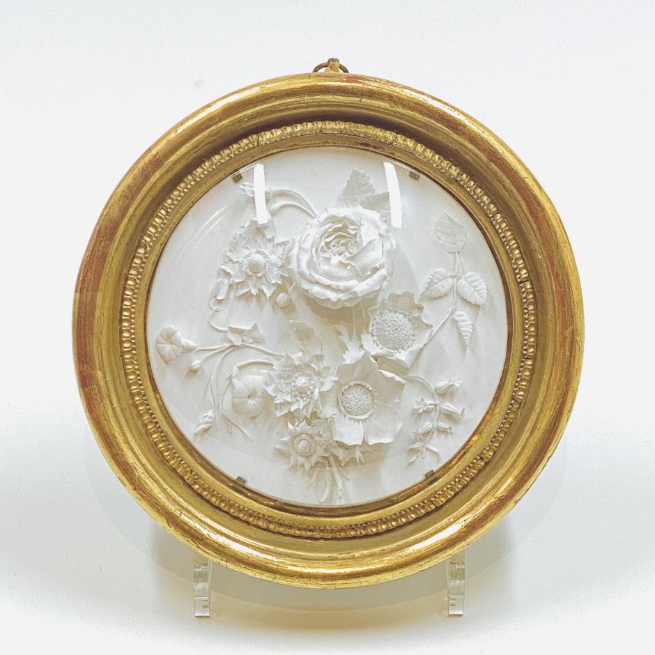 Médaillon en biscuit de Niderviller représentant un bouquet de fleurs - Daté 1819 - VENDU