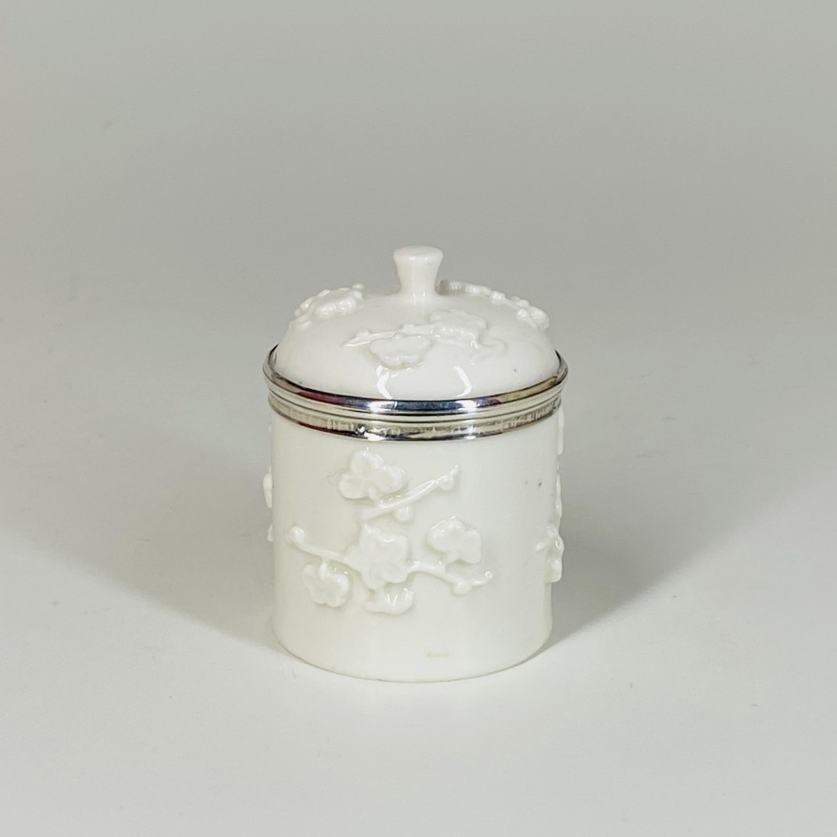 Saint-Cloud soft porcelain ointment pot - Eighteenth century