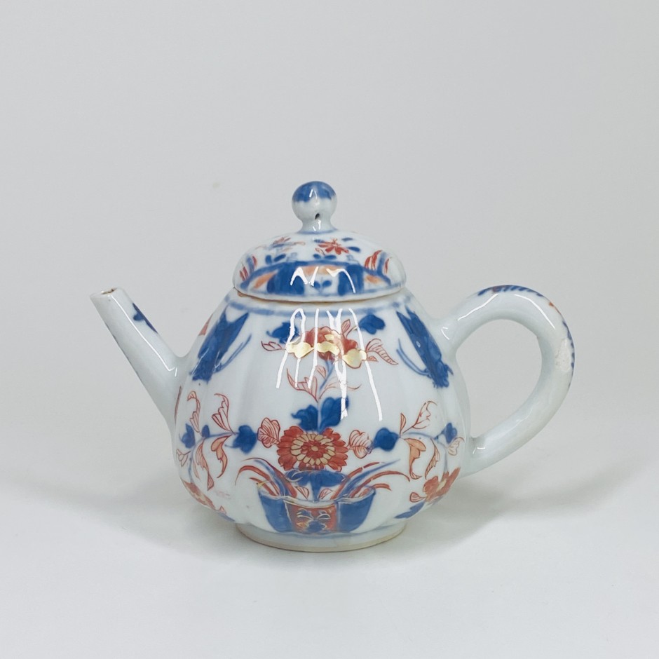 Théière en porcelaine de Chine à décor de papillons - XVIIIe siècle