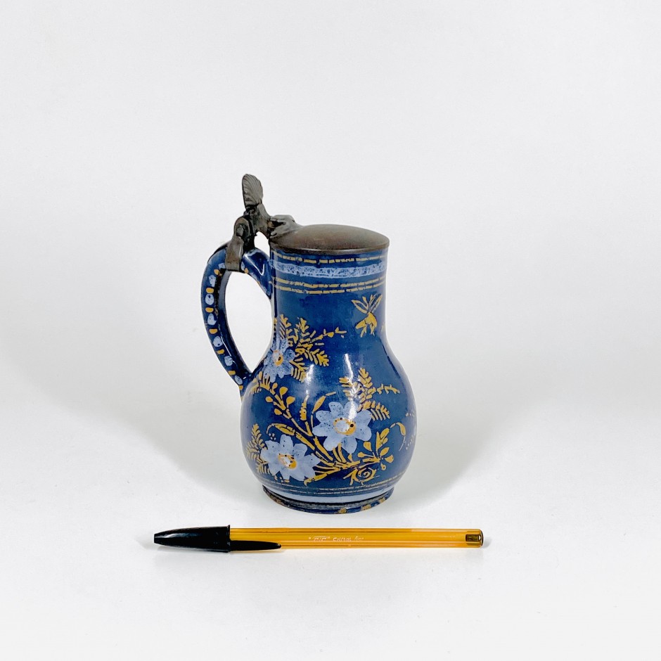 Petit pichet en faïence de Nevers à fond bleu persan - XVIIe siècle