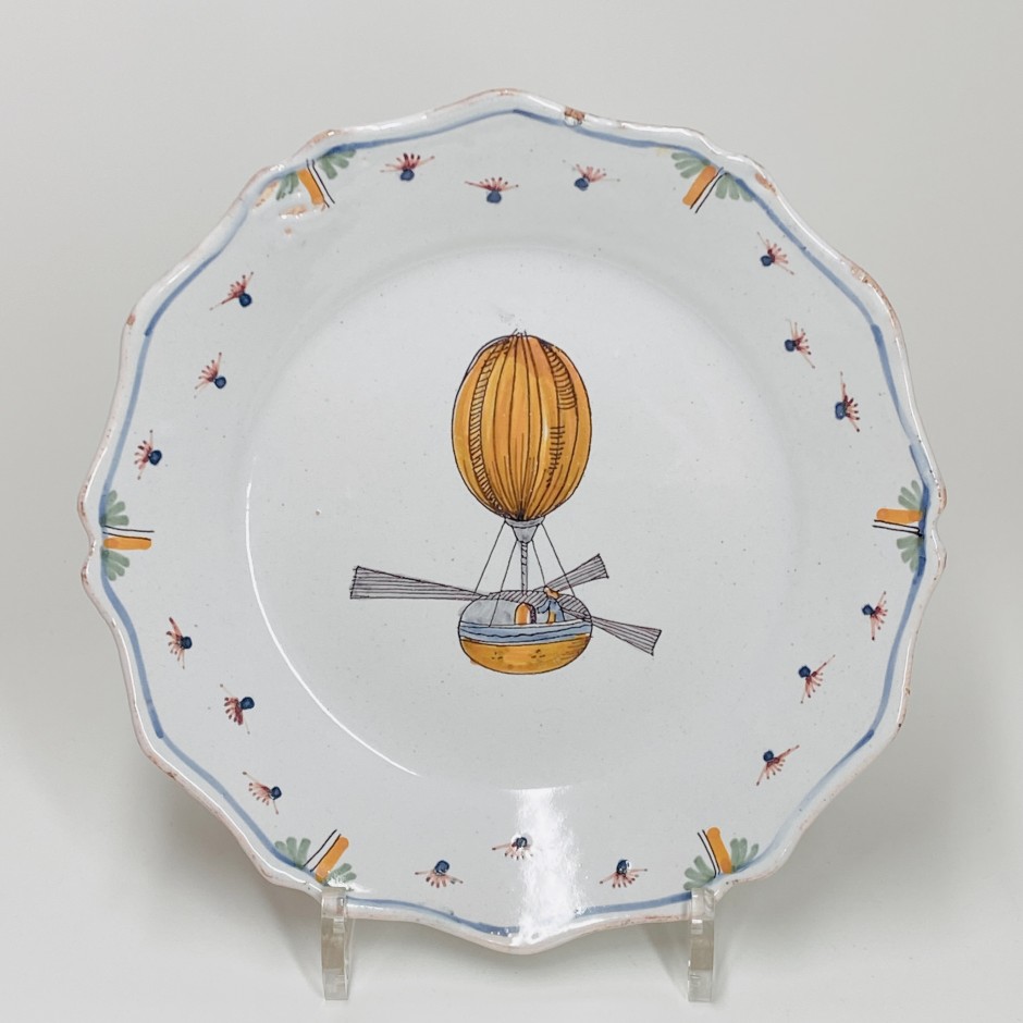 Assiette en faïence de Nevers à décor au ballon - XVIIIe siècle - VENDU