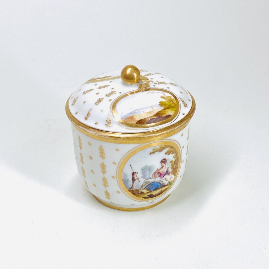 Paris (Rue Amelot) - Sugar pot decorated with medallions - Eighteenth century - SOLD