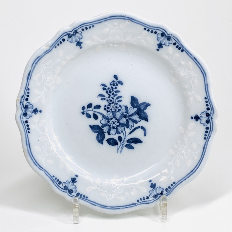 Saint-Omer - Plate with bianco sopra bianco decoration - Eighteenth century
