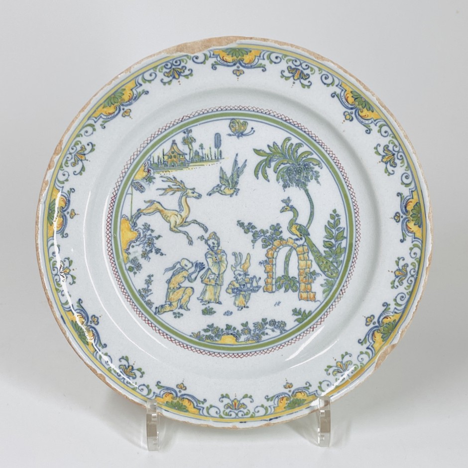 Marseille ou Moustiers - Rare assiette à décor polychrome aux chinois - XVIIIe siècle