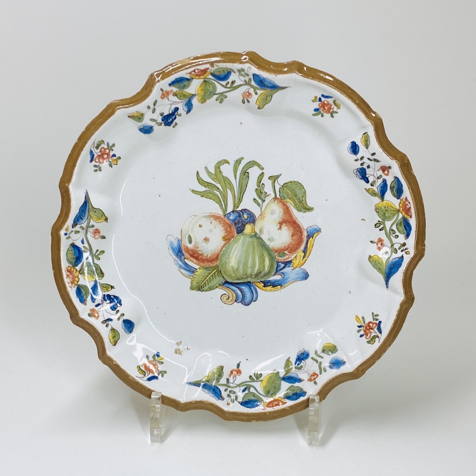 Assiette en faïence de Nove di Bassano à décor de fruits - XVIIIe siècle