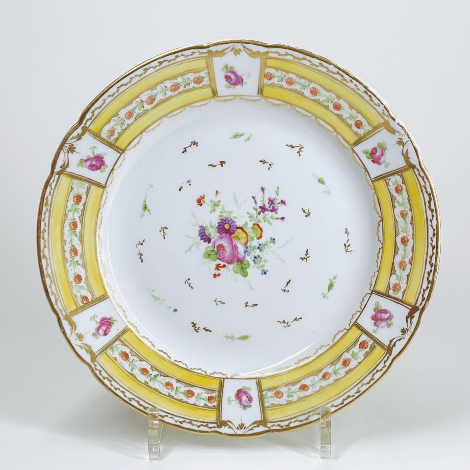 Bordeaux - Plate decorated with a bouquet of flowers and border with a yellow background - Eighteenth century