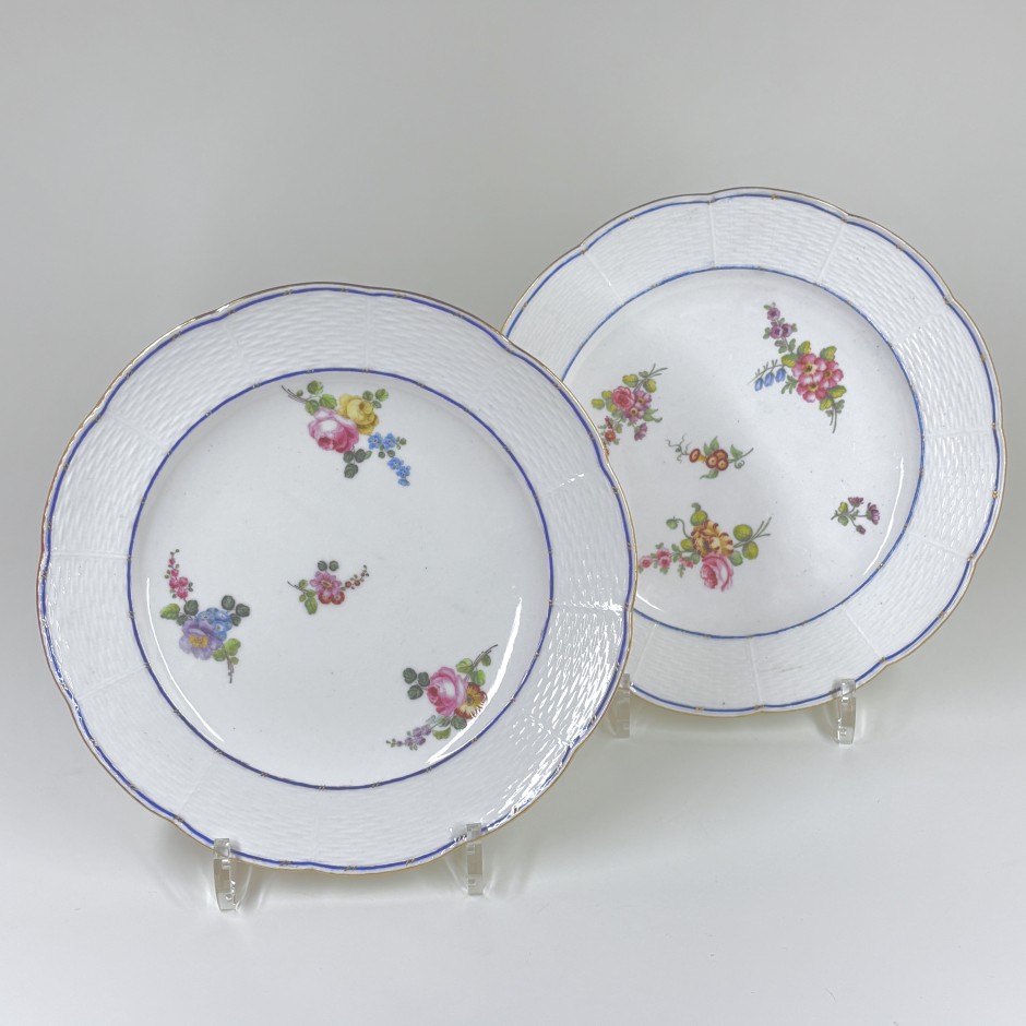 Sèvres - Deux assiettes à décor de bouquets de fleurs - XVIIIe siècle