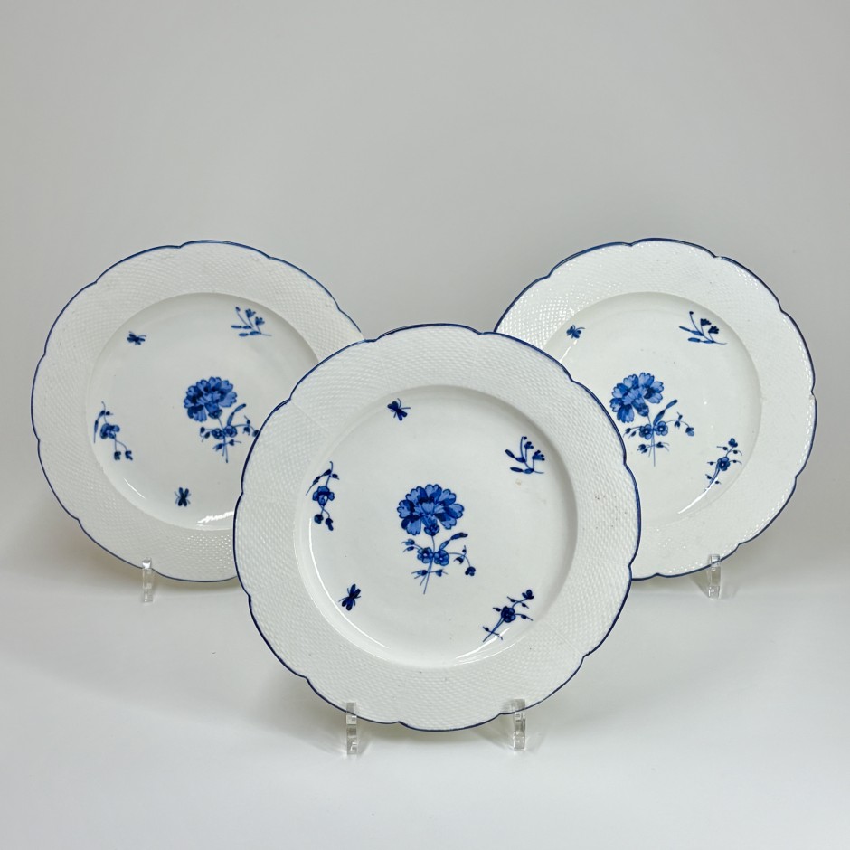 Trois assiettes en porcelaine de Chantilly à l'oeillet - XVIIIe siècle