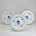 Trois assiettes en porcelaine de Chantilly à l'oeillet - XVIIIe siècle - VENDU