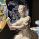 Statuette en porcelaine tendre figurant une jeune femme - XVIIIe siècle