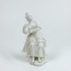 Statuette en porcelaine tendre figurant une jeune femme - XVIIIe siècle