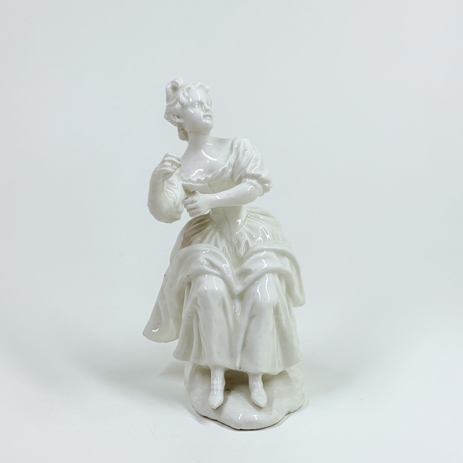 Statuette en porcelaine tendre figurant une jeune femme - XVIIIe siècle - VENDU