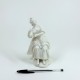 Statuette en porcelaine tendre figurant une jeune femme - XVIIIe siècle