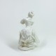 Statuette en porcelaine tendre figurant une jeune femme - XVIIIe siècle