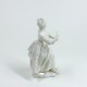 Statuette en porcelaine tendre figurant une jeune femme - XVIIIe siècle