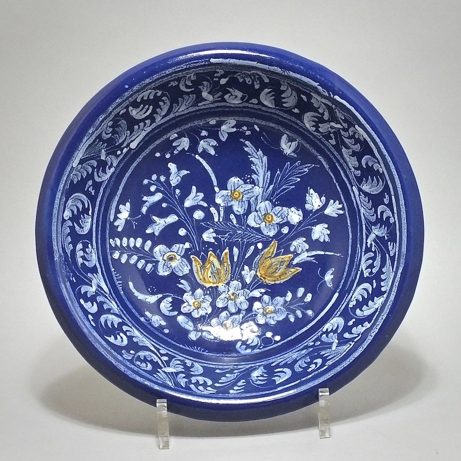 NEVERS. Jatte ronde à fond bleu persan - XVIIe siècle