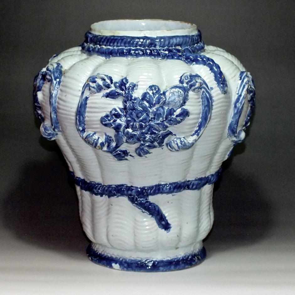 Nevers - Vase en faïence décor de "vannerie" - XVIIe siècle