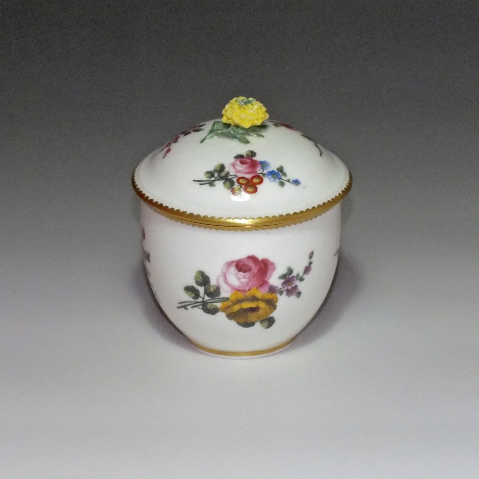 Sèvres - Pot à sucre en porcelaine tendre - XVIIIe siècle