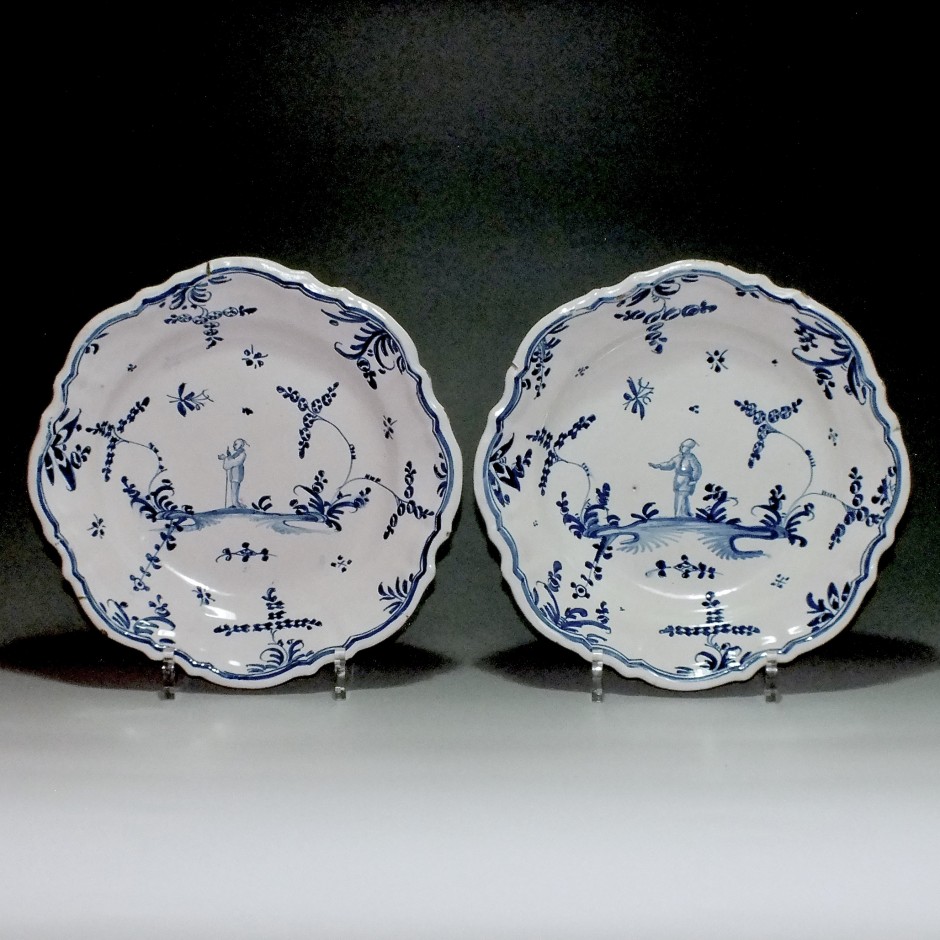 Grenoble - Paire d'assiettes à décor aux Chinois - XVIIIe siècle.