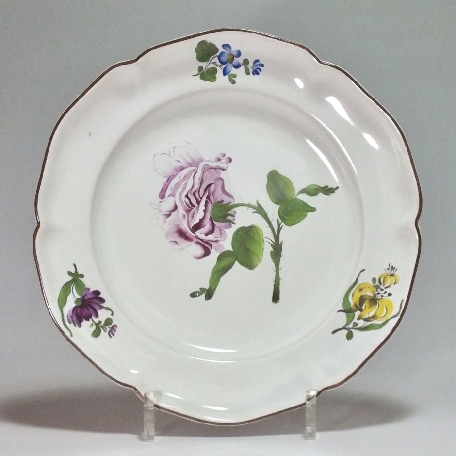Strasbourg - Plate with rose in fine quality - eighteenth century