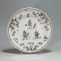 Moustiers - Assiette à décor aux grotesques - XVIIIe siècle -  VENDU