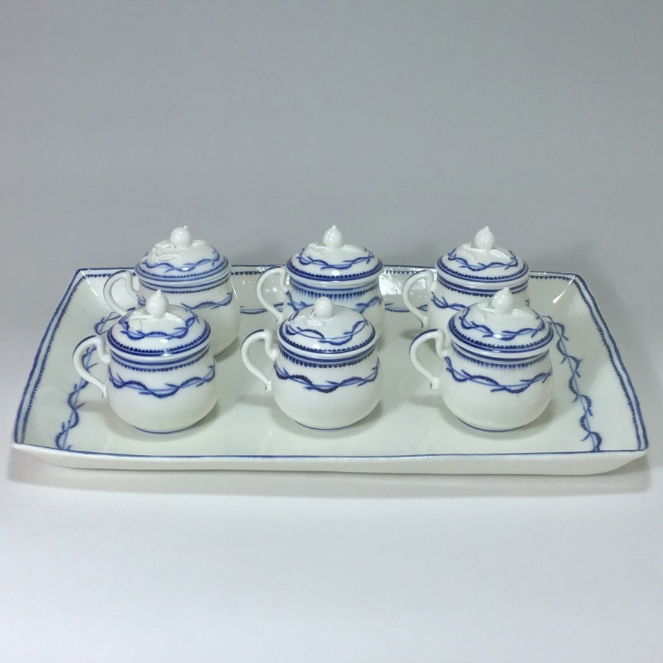 Arras - Porcelaine tendre - Plateau et cinq pots à crème - XVIIIe siècle
