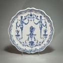 Moustiers - Plat à décor Bérain - XVIIIe siècle - VENDU