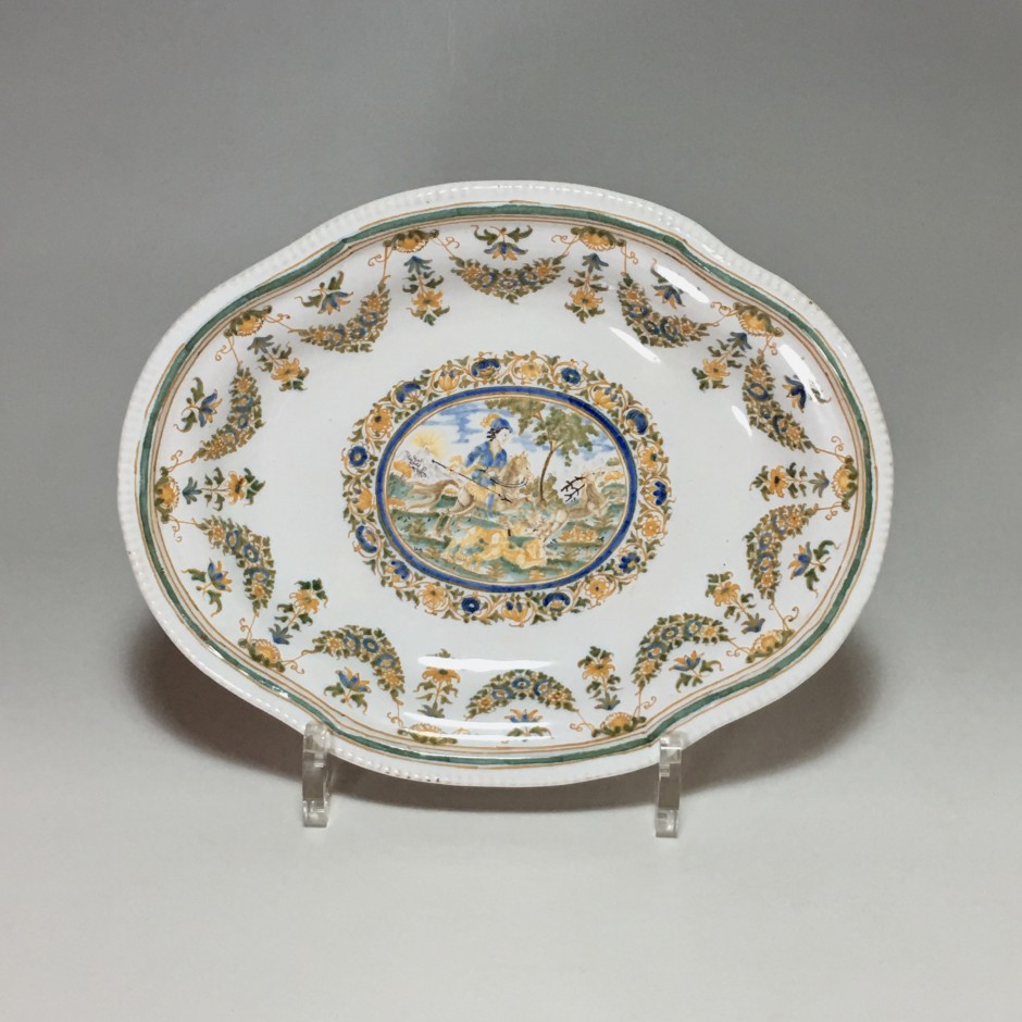 Moustiers - Small dish decorated with a hunting scene - Eighteenth century