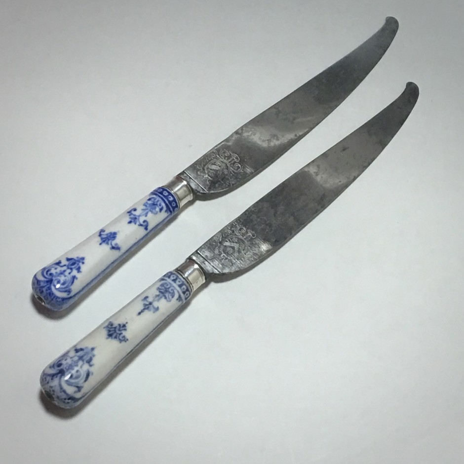 Saint Cloud - Rare pair of knives, blades struck with coats of arms  - eighteenth century - SOLD