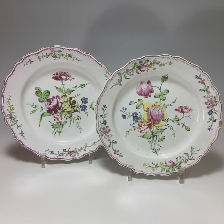 MARSEILLE (Robert) - Paire d'assiettes à décor floral - XVIIIe siècle