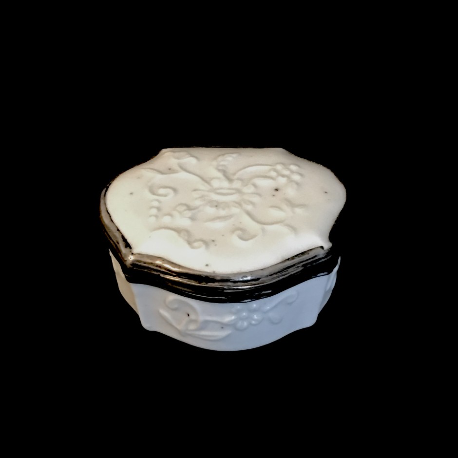 Saint-Cloud or Mennecy - Soft Porcelain Box - Eighteenth Century