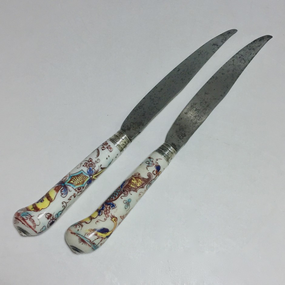 Saint-cloud  - Two knives with polychrome decoration - eighteenth century
