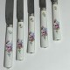 Cinq couteaux en porcelaine tendre de Mennecy à décor floral - XVIIIe siècle