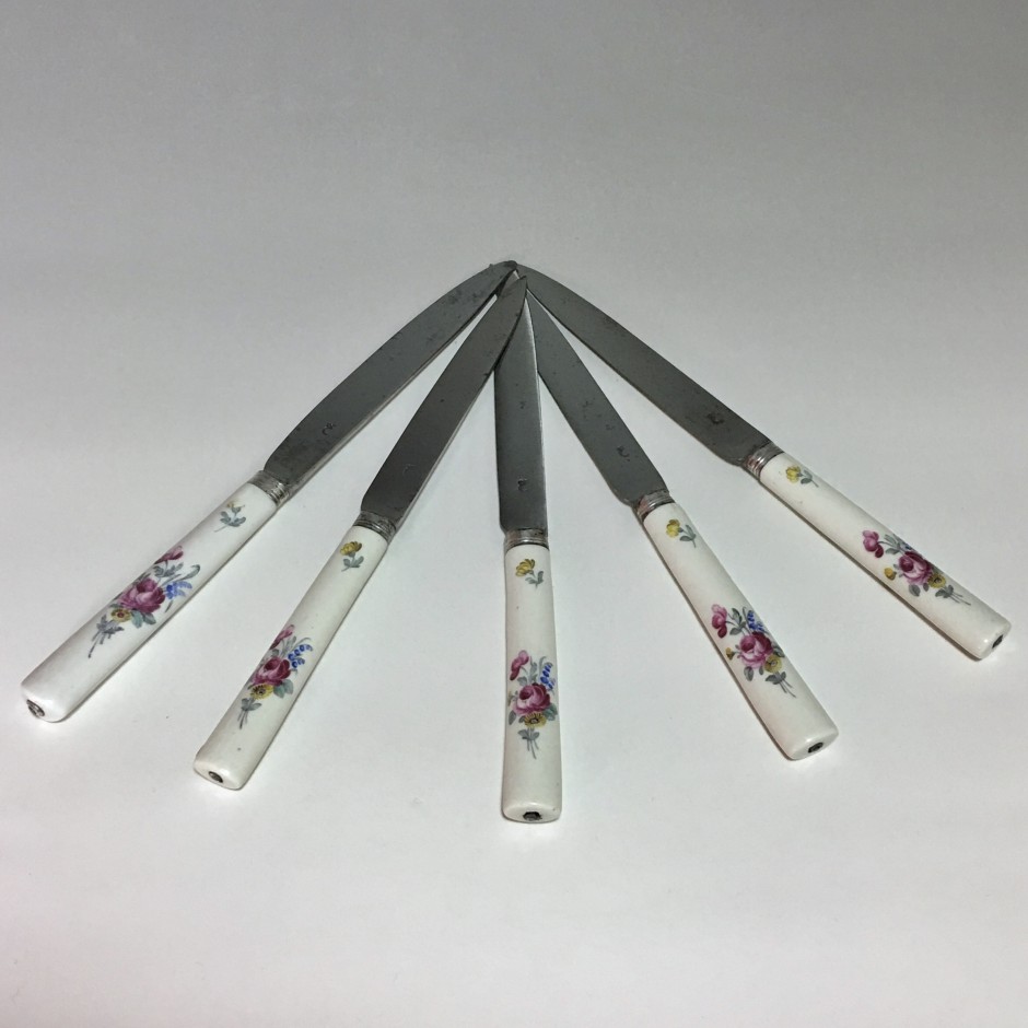 Cinq couteaux en porcelaine tendre de Mennecy à décor floral - XVIIIe siècle
