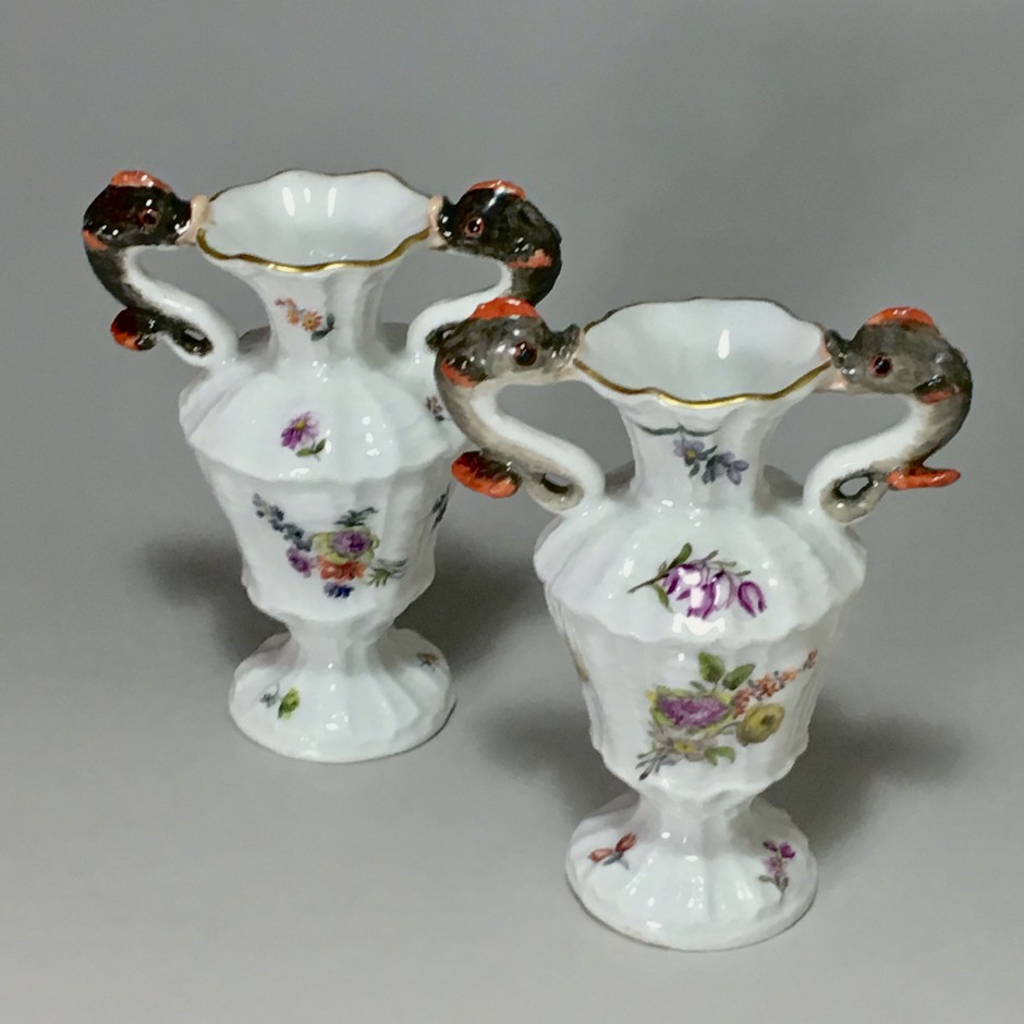 Meissen - Paire de petits vases aux dauphins - XVIIIe Siècle