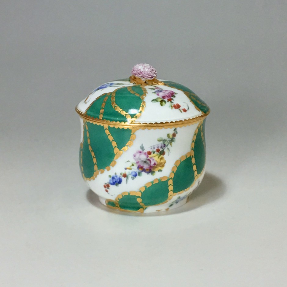 Pot à sucre en porcelaine de Vincennes - Sèvres à décor de rubans verts - XVIIIe siècle - VENDU
