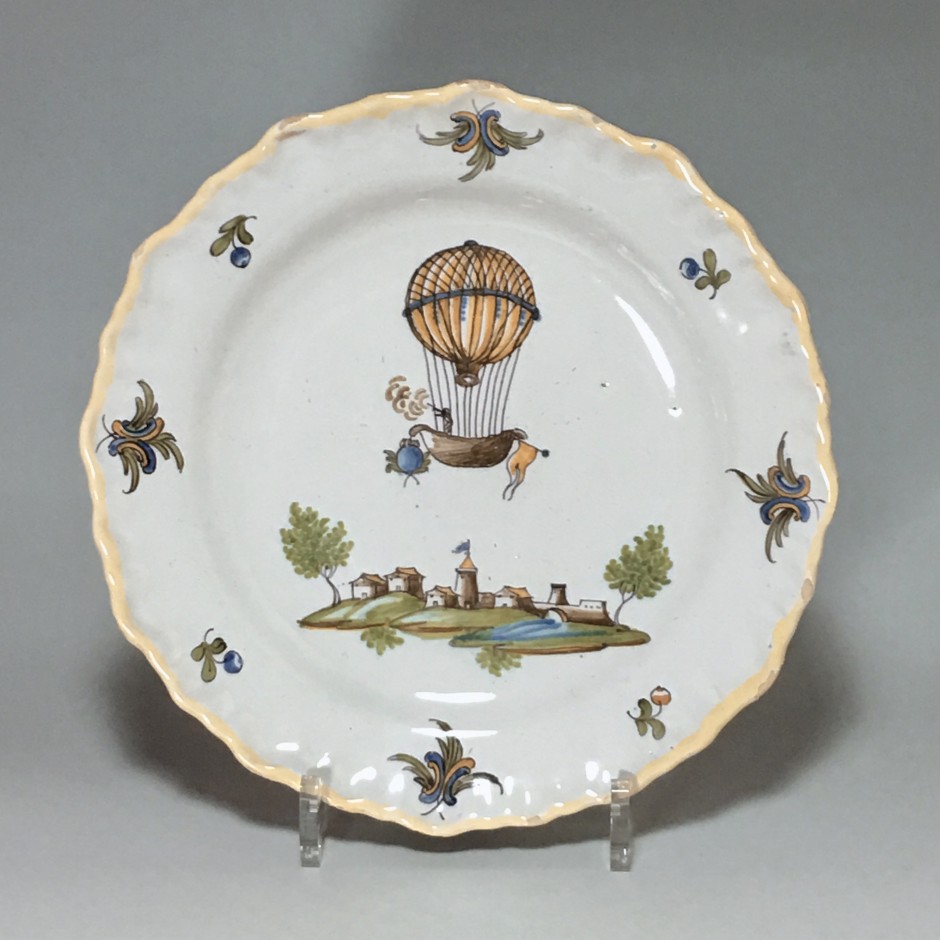 MOUSTIERS (Féraud) - Assiette à la montgolfière - XVIIIe siècle - VENDU
