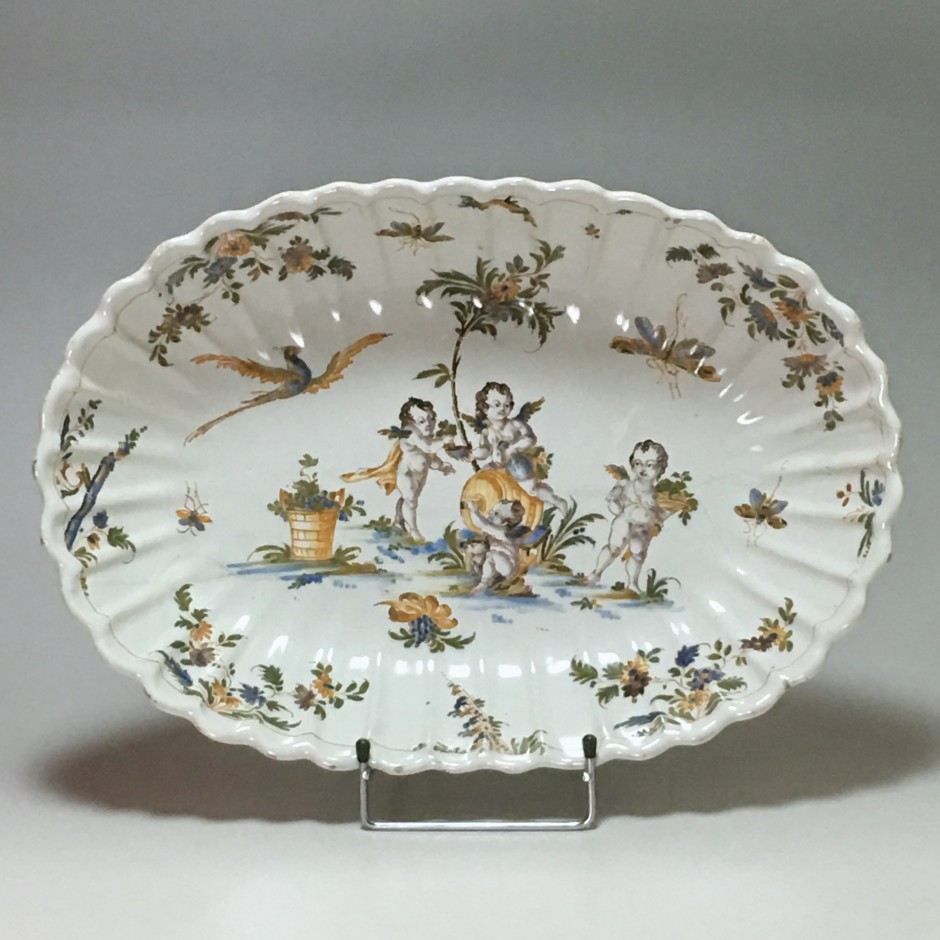 LYON - Dish decorated with putti - eighteenth century - SOLD