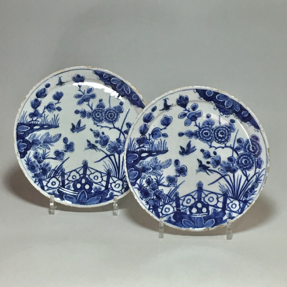 Delft - Pair of plates in the style of the Far East - early eighteenth century