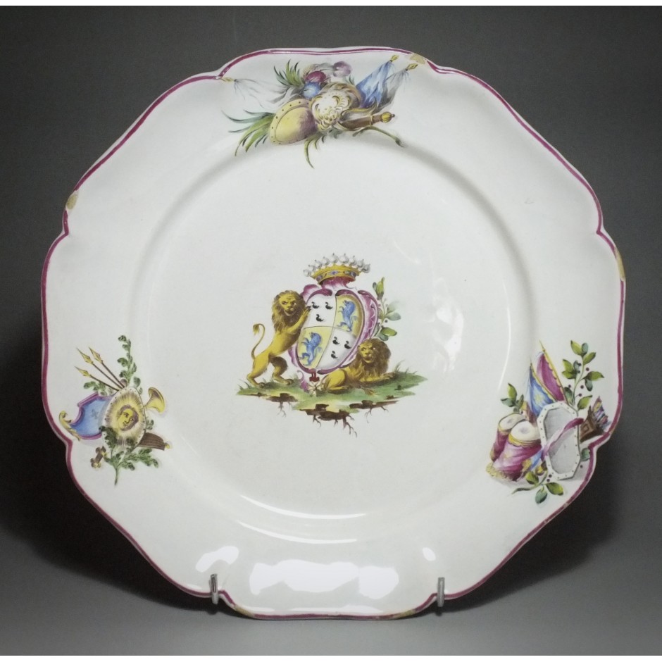 Meillonnas - Rare assiette à décor d'armoiries et trophées militaire - XVIIIe siècle - VENDU
