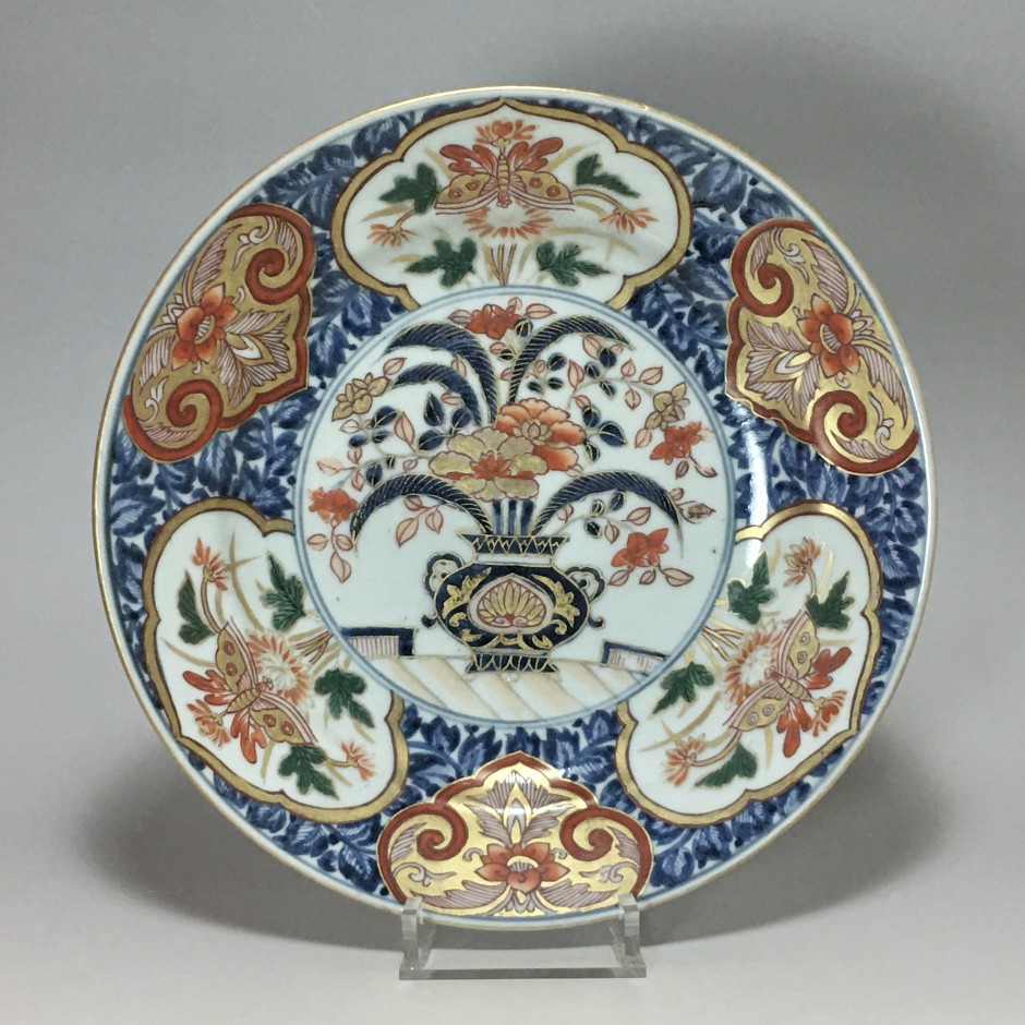 Japanese porcelain dish with Imari decoration - early Eighteenth century - SOLD