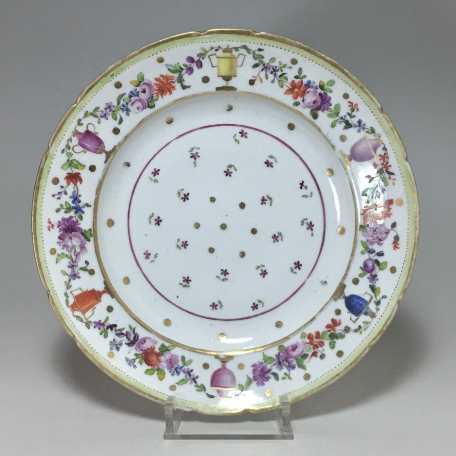 Paris – Assiette en porcelaine de PARIS, Manufacture du Petit Carousel (2) – XVIIIe siècle - VENDU