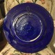 Exceptionnel plat en faïence de Nevers à décor aux chinois sur fond bleu persan – Vers 1660