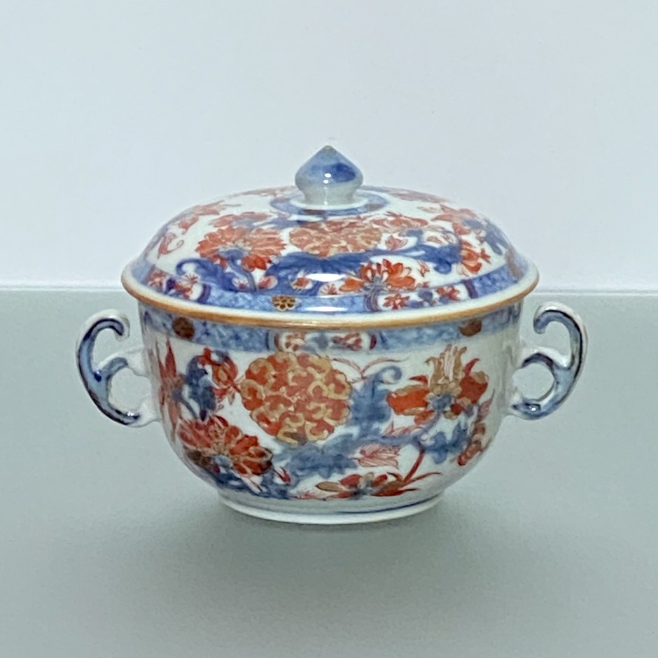 China - Covered porcelain bowl with Imari decoration - Kangxi period (1662-1722)