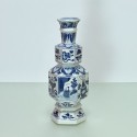 CHINE – Vase en porcelaine de forme hexagonale - Époque KANGXI (1662 – 1722) - VENDU