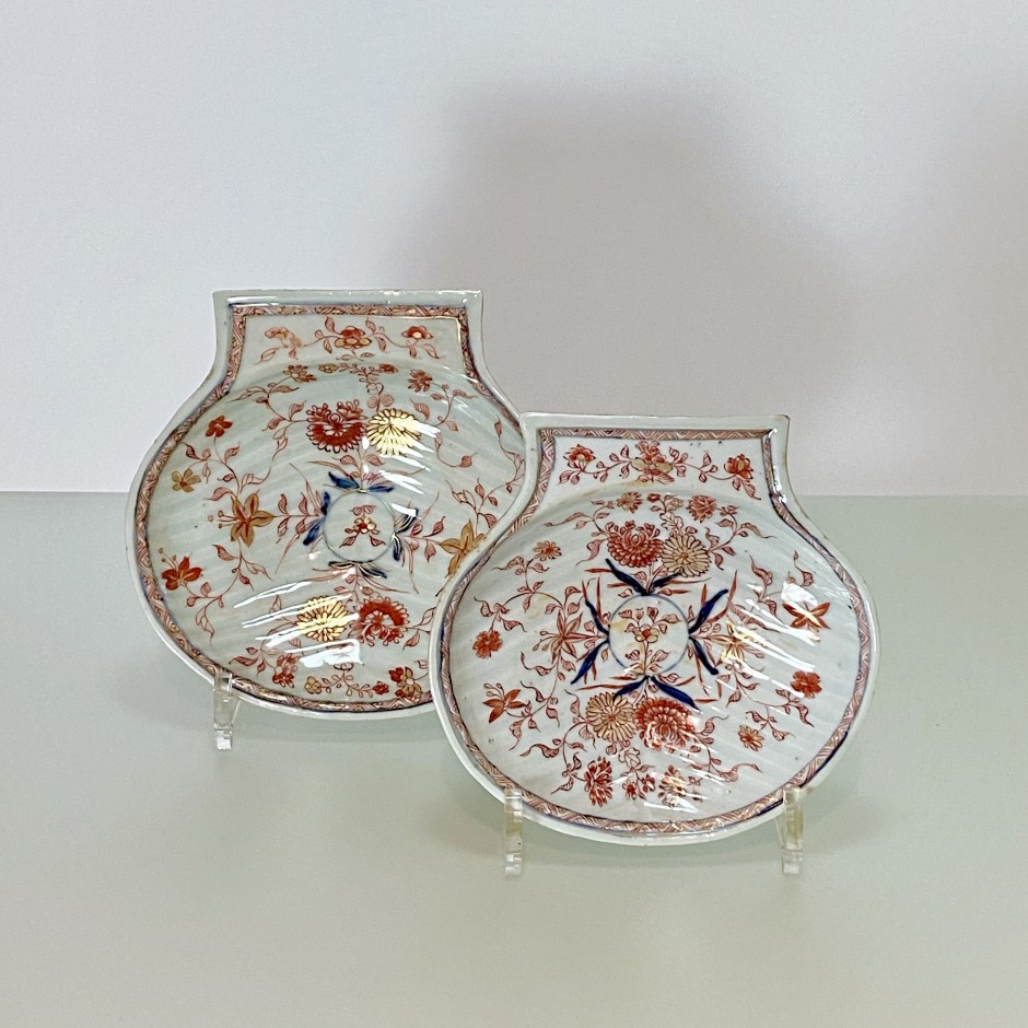 China - Two shells with Imari decoration - Kangxi period (1662-1722)